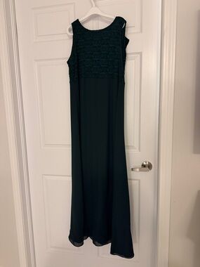 Elegant Sleeveless emerald green Maxi Dress with Textured Bodice